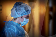 NEWS - Coronavirus: Gesundheitspersonal kümmert sich um Covid-19-Patienten im Spaarne Gasthuis Hospital in Haarlem