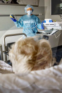 NEWS - Coronavirus: Gesundheitspersonal kümmert sich um Covid-19-Patienten im Spaarne Gasthuis Hospital in Haarlem