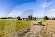 FEATURE - Gerstenernte mit Mähdrescher in Dänemark