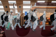 NEWS - Coronavirus: Passagiere im Ganzkörperschutzanzug auf dem Flughafen CDG in Paris