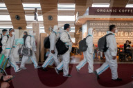 NEWS - Coronavirus: Passagiere im Ganzkörperschutzanzug auf dem Flughafen CDG in Paris