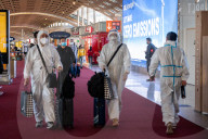 NEWS - Coronavirus: Passagiere im Ganzkörperschutzanzug auf dem Flughafen CDG in Paris