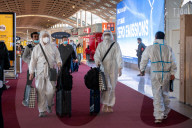 NEWS - Coronavirus: Passagiere im Ganzkörperschutzanzug auf dem Flughafen CDG in Paris