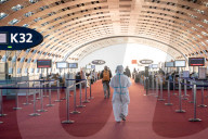NEWS - Coronavirus: Passagiere im Ganzkörperschutzanzug auf dem Flughafen CDG in Paris