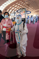 NEWS - Coronavirus: Passagiere im Ganzkörperschutzanzug auf dem Flughafen CDG in Paris