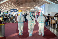 NEWS - Coronavirus: Passagiere im Ganzkörperschutzanzug auf dem Flughafen CDG in Paris