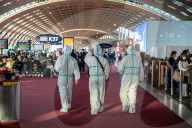 NEWS - Coronavirus: Passagiere im Ganzkörperschutzanzug auf dem Flughafen CDG in Paris