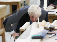 NEWS - Boris Johnson besucht Bauzentrum des Exeter College
