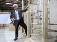 NEWS - Boris Johnson besucht Bauzentrum des Exeter College
