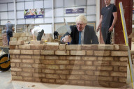 NEWS - Boris Johnson besucht Bauzentrum des Exeter College
