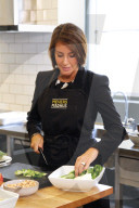 Marie packt mit in der Küche an am Tag gegen Lebensmittelverschwendung im Meyers Madhus in Kopenhagen