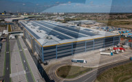 FEATURE - Amazon Logistikzentrum mit riesiger Solaranlage auf dem Dach in Tilbury