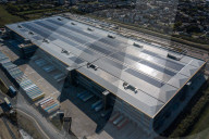 FEATURE - Amazon Logistikzentrum mit riesiger Solaranlage auf dem Dach in Tilbury