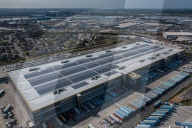 FEATURE - Amazon Logistikzentrum mit riesiger Solaranlage auf dem Dach in Tilbury
