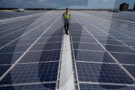 FEATURE - Amazon Logistikzentrum mit riesiger Solaranlage auf dem Dach in Tilbury