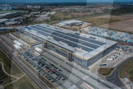 FEATURE - Amazon Logistikzentrum mit riesiger Solaranlage auf dem Dach in Tilbury