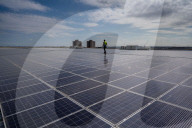 FEATURE - Amazon Logistikzentrum mit riesiger Solaranlage auf dem Dach in Tilbury