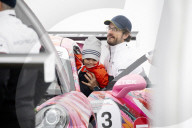 ROYALS -  Prinzessin Sofia jubelt Ehemann Prinz Carl Philip mit Kindern beim Autorennen zu