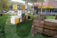FEATURE - Verlassene, überwachsene Tankstelle: Projekt der "Vegetal attacks!" Bewegung