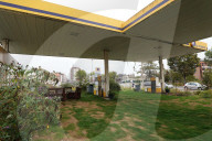 FEATURE - Verlassene, überwachsene Tankstelle: Projekt der "Vegetal attacks!" Bewegung