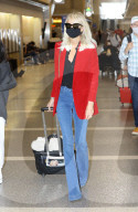 PREMIUM EXCLUSIVE Laeticia Hallyday leaves Los Angeles after putting her house for sale