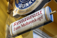 NEWS - Kieler Restaurant "Zum Mohrenkopf": Schwarzer Gastronom Andrew Onuegbu sorgt für aktuelle Debatte um rassistische Restaurantnamen