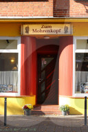 NEWS - Kieler Restaurant "Zum Mohrenkopf": Schwarzer Gastronom Andrew Onuegbu sorgt für aktuelle Debatte um rassistische Restaurantnamen