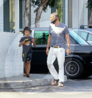 PREMIUM EXCLUSIVE Olivier Martinez Gets A Helping Hand From Son Maceo During Grocery Run
