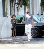 PREMIUM EXCLUSIVE Olivier Martinez Gets A Helping Hand From Son Maceo During Grocery Run