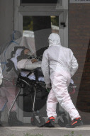 NEWS - Coronavirus:  Krankenwagen vor Spital für Infektionskrankheiten in Neapel