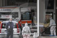 NEWS - Coronavirus:  Krankenwagen vor Spital für Infektionskrankheiten in Neapel