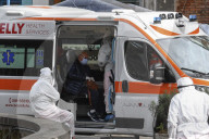 NEWS - Coronavirus:  Krankenwagen vor Spital für Infektionskrankheiten in Neapel