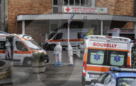 NEWS - Coronavirus:  Krankenwagen vor Spital für Infektionskrankheiten in Neapel