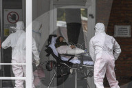 NEWS - Coronavirus:  Krankenwagen vor Spital für Infektionskrankheiten in Neapel