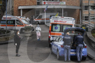 NEWS - Coronavirus:  Krankenwagen vor Spital für Infektionskrankheiten in Neapel