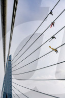 NEWS - Greenpeace Aktivisten an der Erasmusbrücke in Rotterdam