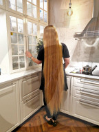 FEATURE - Rapunzel Stefanie Classen hat ihr Haar 15 Jahre lang nicht geschnitten