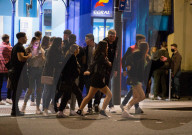 NEWS - Coronavirus: Menschen feiern in den Strassen von Cardiff vor dem zweiwöchigen Lockdown