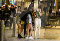 NEWS - Coronavirus: Menschen feiern in den Strassen von Cardiff vor dem zweiwöchigen Lockdown
