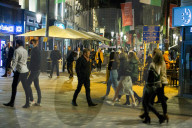 NEWS - Coronavirus: Menschen feiern in den Strassen von Cardiff vor dem zweiwöchigen Lockdown
