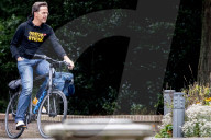 NEWS -  Hollands Premier Rutte fährt in Jeans mit dem Velo zum Ministertreffen in Den Haag