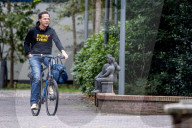 NEWS -  Hollands Premier Rutte fährt in Jeans mit dem Velo zum Ministertreffen in Den Haag