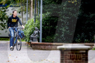 NEWS -  Hollands Premier Rutte fährt in Jeans mit dem Velo zum Ministertreffen in Den Haag