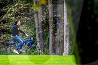 NEWS -  Hollands Premier Rutte fährt in Jeans mit dem Velo zum Ministertreffen in Den Haag