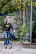NEWS -  Hollands Premier Rutte fährt in Jeans mit dem Velo zum Ministertreffen in Den Haag