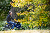 NEWS -  Hollands Premier Rutte fährt in Jeans mit dem Velo zum Ministertreffen in Den Haag