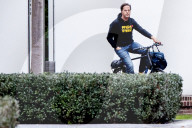 NEWS -  Hollands Premier Rutte fährt in Jeans mit dem Velo zum Ministertreffen in Den Haag