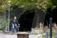 NEWS -  Hollands Premier Rutte fährt in Jeans mit dem Velo zum Ministertreffen in Den Haag