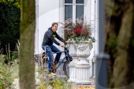 NEWS -  Hollands Premier Rutte fährt in Jeans mit dem Velo zum Ministertreffen in Den Haag