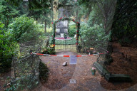 PEOPLE - Betreten verboten: Der Zaun um das Grab von Jan Fedder auf dem Friedhof Hamburg-Ohlsdorf ist beschädigt worden
